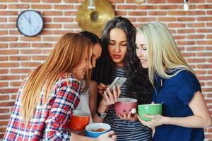 grupo belos jovens desfrutando de conversas e bebendo café, melhores amigas garotas juntas se divertindo, posando conceito de estilo de vida emocional foto