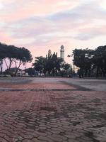 a vista da praça da cidade de bekasi sob o céu crepuscular