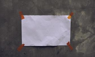 maquete de cartaz horizontal branco em branco na parede texturizada. cartaz de cola vazio simulado. banner de adesivo de cinema ou propaganda. foto