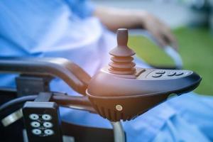 paciente idosa idosa ou sênior asiática em cadeira de rodas elétrica com controle remoto na enfermaria do hospital de enfermagem, conceito médico forte e saudável foto