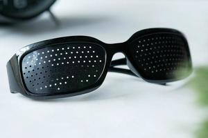 óculos de perfuração com furos para visão de treinamento foto