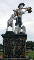 seputih raman, middle lampung, indonésia, 2022, este é um monumento alimentar acima dele é uma estátua de uma pessoa carregando bananas e ao lado do caft foto