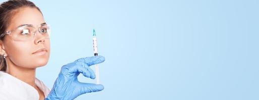 médico segurando uma seringa com vacina contra o vírus corona. foto