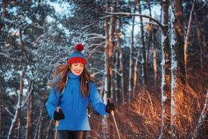 viajante de mulher com mochila caminhadas viagens estilo de vida aventura conceito férias ativas ao ar livre. bela paisagem floresta foto