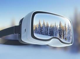 fone de ouvido de realidade virtual, dupla exposição. misteriosa paisagem de inverno majestosas montanhas em. árvore coberta de neve mágica. foto