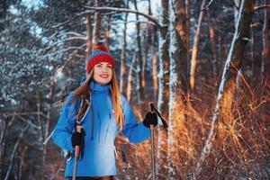 viajante de mulher com mochila caminhadas viagens estilo de vida aventura conceito férias ativas ao ar livre. bela paisagem floresta foto