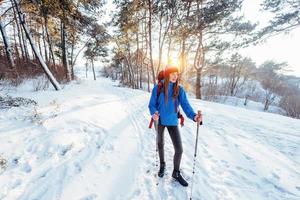 viajante de mulher com mochila caminhadas viagens estilo de vida aventura conceito férias ativas ao ar livre. bela paisagem floresta foto