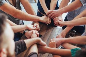 grupo de diversas mãos juntando-se. conceito de trabalho em equipe e amizade foto