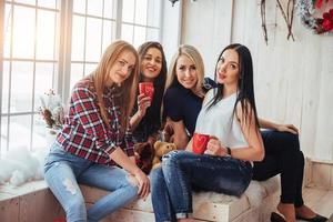 grupo belos jovens desfrutando de conversas e bebendo café, melhores amigas garotas juntas se divertindo, posando conceito de estilo de vida emocional foto