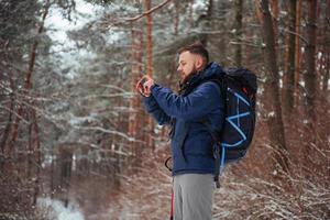 viajante de homem com mochila caminhadas viagens estilo de vida aventura conceito férias ativas ao ar livre. bela paisagem floresta foto