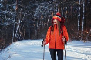 viajante de mulher com mochila caminhadas viagens estilo de vida aventura conceito férias ativas ao ar livre. bela paisagem floresta foto