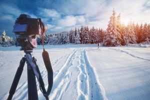 paisagem misteriosa montanhas majestosas no inverno e estrada foto