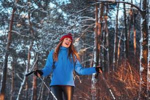 viajante de mulher com mochila caminhadas viagens estilo de vida aventura conceito férias ativas ao ar livre. bela paisagem floresta foto