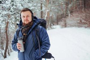 viajante de homem com mochila caminhadas viagens estilo de vida aventura conceito férias ativas ao ar livre. bela paisagem floresta foto