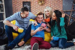 retrato de grupo de velhos amigos alegres se comunicam uns com os outros, amigo posando no café, pessoas de estilo urbano se divertindo, conceitos sobre o estilo de vida de união da juventude. wi-fi conectado foto