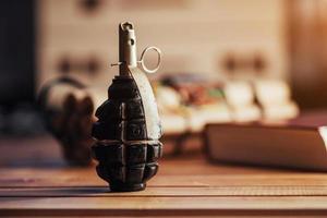 granada de guerra e livro explosivo Alcorão, guerra santa, terrorismo. paz no mundo foto