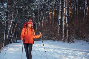 viajante de mulher com mochila caminhadas viagens estilo de vida aventura conceito férias ativas ao ar livre. bela paisagem floresta foto