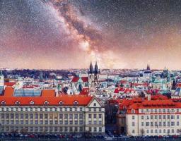 bela vista panorâmica das pontes de praga no rio vltava ao pôr do sol. foto