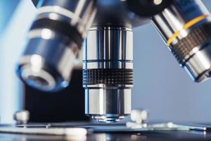 laboratório, microscópio para amostras de teste de biologia química, equipamentos médicos, fundo de pesquisa científica e de saúde. foto