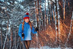 viajante de mulher com mochila caminhadas viagens estilo de vida aventura conceito férias ativas ao ar livre. bela paisagem floresta foto