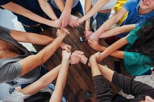 grupo de diversas mãos juntando-se. conceito de trabalho em equipe e amizade foto