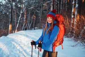 viajante de mulher com mochila caminhadas viagens estilo de vida aventura conceito férias ativas ao ar livre. bela paisagem floresta foto