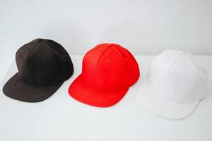 snapback vermelho e branco preto sobre fundo branco foto