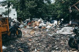 pilha de despejo de lixo no depósito de lixo ou aterro, pilha de depósito de lixo no conceito de poluição, dia da terra foto