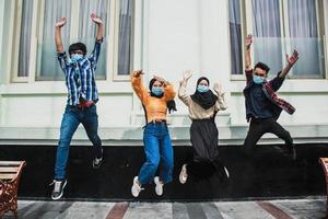 grupo de fotos borradas de pessoas com máscara médica para salto de vírus corona, juventude, estilo de vida da cidade, equipe, conceito de amizade