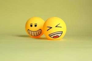 rir emoticon com emoticon smiley embaçado isolado em fundo amarelo. foco seletivo foto