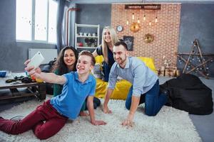 grupo belos jovens fazendo selfie em um café, melhores amigos meninas e meninos juntos se divertindo, posando conceito de estilo de vida emocional foto