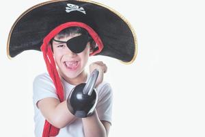 menino sorridente vestido de pirata foto