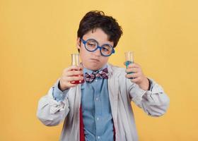 cientista infantil em laboratório foto