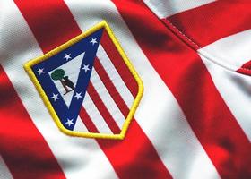 closeup do logotipo do clube de futebol do Atlético de Madrid foto