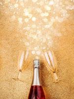 feliz Ano Novo. fundo de conceito de celebração de véspera de ano novo. garrafa de champanhe com dois copos foto