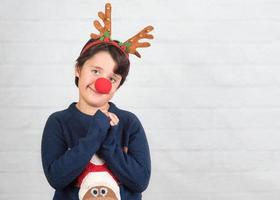 feliz natal.criança em uma fantasia de natal de rena rudolph foto