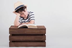 menino lendo um livro foto