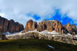 montanha de dolomitas na natureza foto