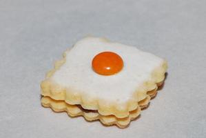 biscoito retangular pequeno com doce de laranja foto