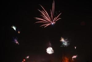 muitas explosão colorida em fogos de artifício à noite para o ano novo foto