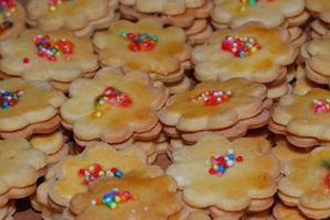 muitos biscoitos doces com muitas bolas coloridas foto