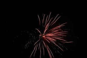 explosão vermelha em fogos de artifício na noite de ano novo foto