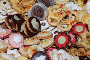 muitos decorados com biscoitos doces recheados foto