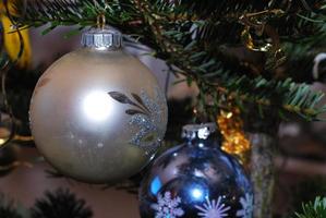 linda bola prateada e azul na decoração da árvore de natal foto