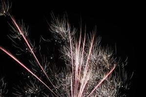 única explosão prateada alta e delicada em uma queima de fogos na véspera de ano novo foto