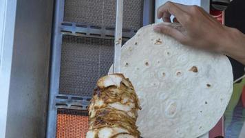 tortilhas de farinha torrada, comida de rua. foto