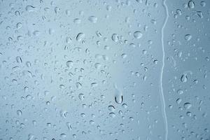 gotas de chuva na superfície do vidro. foto