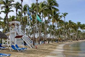 praia tropical com torre de salva-vidas na republica dominicana foto