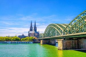 paisagem urbana de colônia do centro histórico da cidade com a grande igreja católica romana de saint martin foto