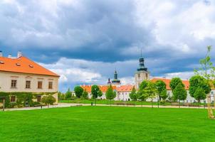 edifício e gramado de grama verde do parque no centro histórico da cidade de kutna hora foto